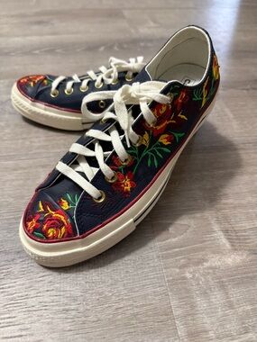 Converse Embroidered Parkway Floral Embroidered Shoes Size 8.5
